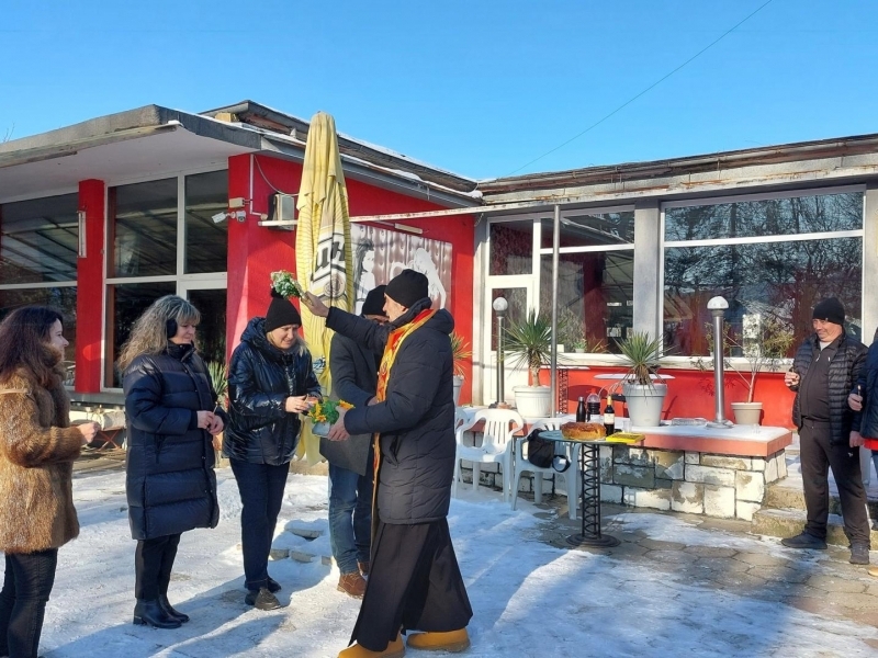 На обичая „Къпанки“ младоженецът Тома Савов бе окъпан за здраве в ледените води на чешмата в с. Царевец