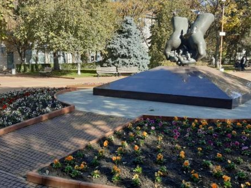 Пъстри зимни цветя засадиха служителите на ОП „Чистота – Свищов“ в парковете и алеите на крайдунавския град
