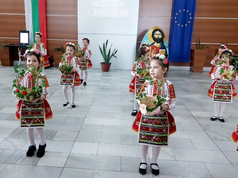 Община Свищов посрещна лазарки от ДГ "Васил Левски"