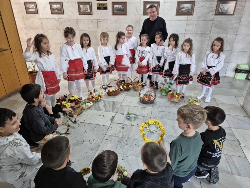Лазарки навестиха Община Свищов