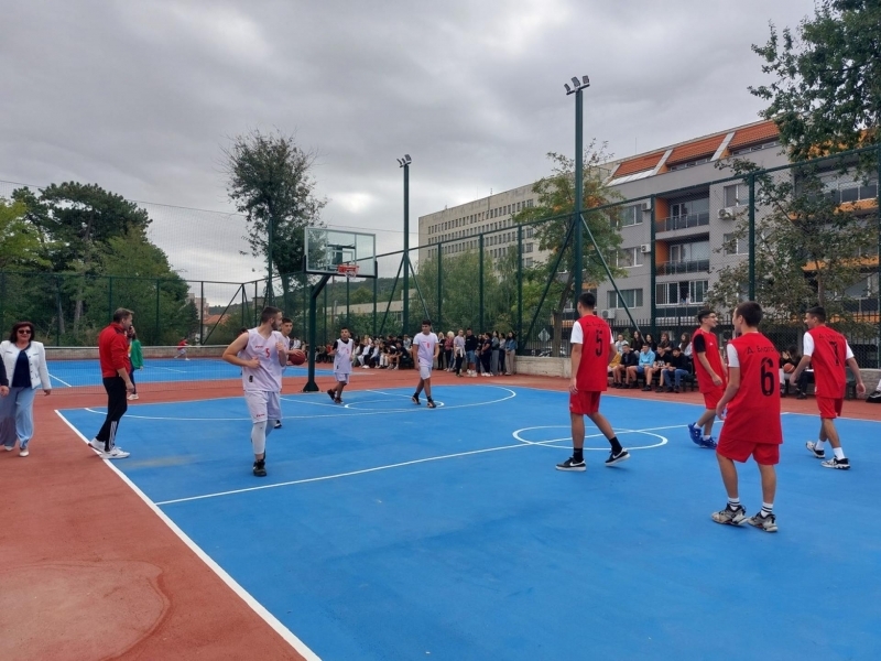 В СУ "Димитър Благоев" официално бяха открити нова спортна площадка и STEM център 