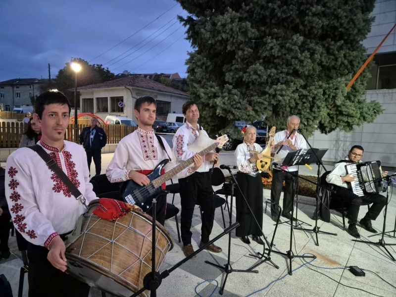 „Свищовски лозници“ завърши с духова музика, народни танци и награждаване на победителите в конкурса за домашно червено вино 