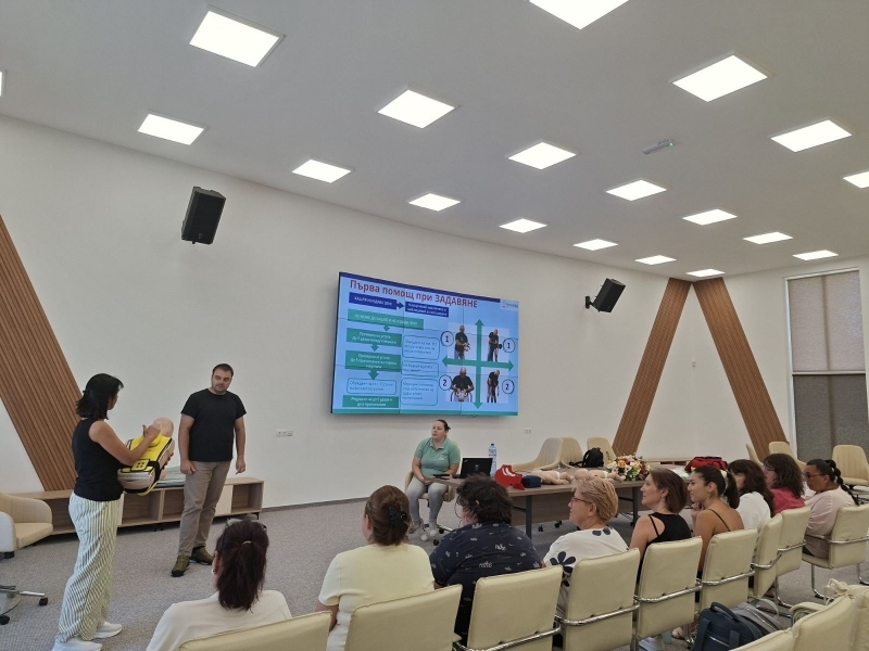 Медицинските специалисти в детските градини и училищата в община Свищов преминаха обучение по първа помощ
