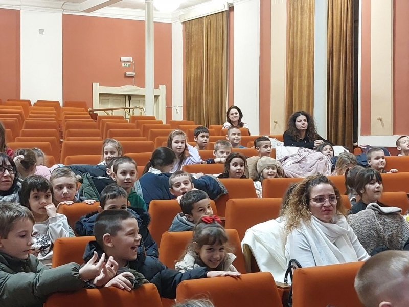 Коледна магия за най-малките: общинското ръководство зарадва децата в община Свищов 