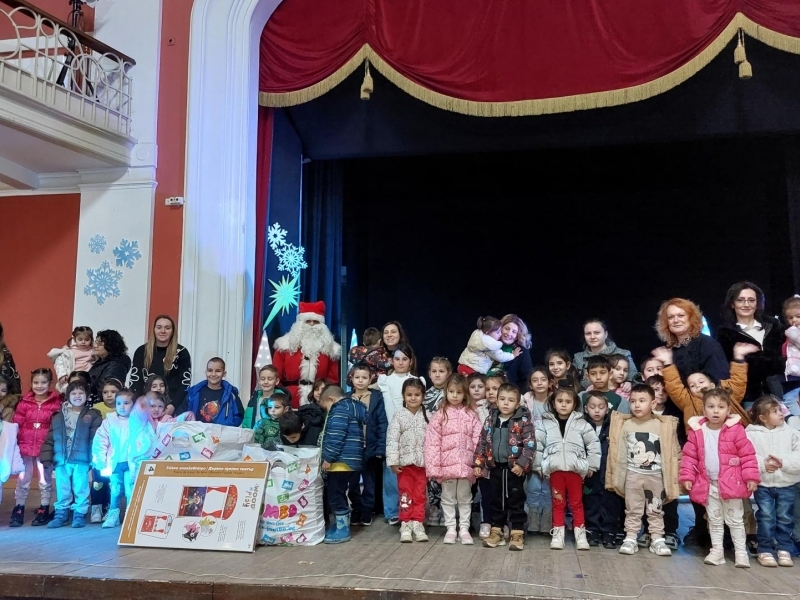 Коледна магия за най-малките: общинското ръководство зарадва децата в община Свищов 