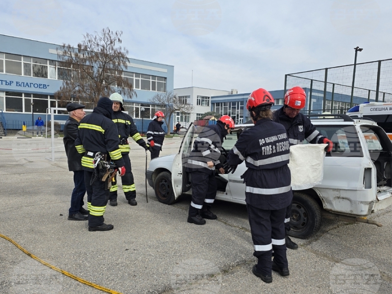 Демонстрация за извеждане на пострадал при пътнотранспортно произшествие и учебна евакуация при пожар проведоха в свищовско училище  