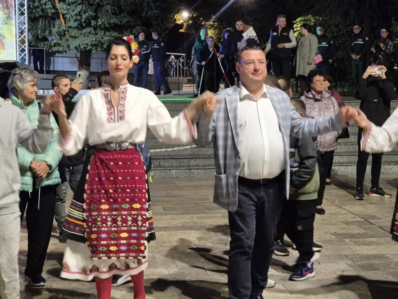 „Свищовски лозници“ завърши с духова музика, народни танци и награждаване на победителите в конкурса за домашно червено вино 