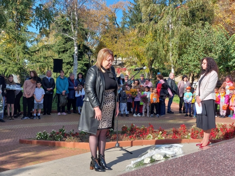 СВИЩОВ ОТБЕЛЯЗА ДЕНЯ НА НАРОДНИТЕ БУДИТЕЛИ С ТЪРЖЕСТВЕНА ЦЕРЕМОНИЯ ПРЕД ПАМЕТНИКА НА ДАРИТЕЛИТЕ