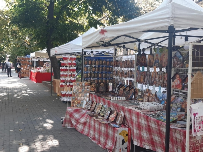 Изложение на занаяти под надслов „Българско е!“ е разположено от днес в Централната градската градина на Свищов 