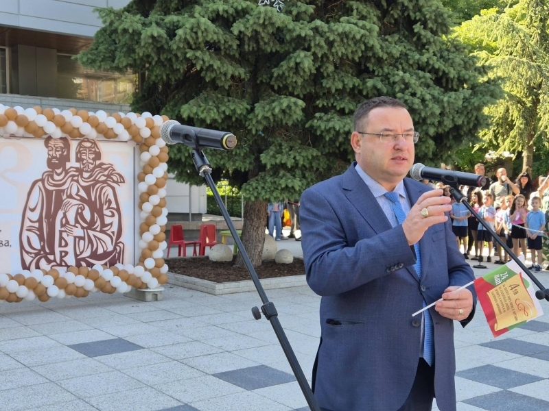 Свищов отбеляза 24 май с общоградско шествие и тържествен концерт