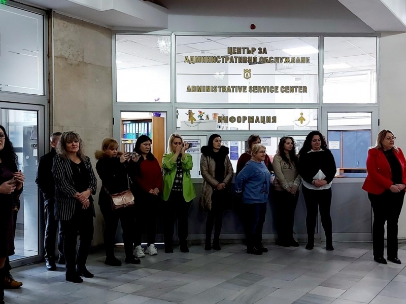 Коледари от ДГ „Чиполино“ благословиха Община Свищов за здраве и благоденствие 