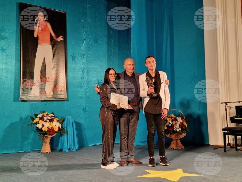 Крум Крумов е носителят на голямата награда в Националния конкурс за млади изпълнители на популярна песен "Звездици за Лора" 