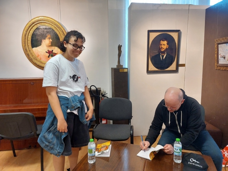 Книгата „Заведи ме вкъщи“ на писателя Михаил Вешим бе представена в Свищов 