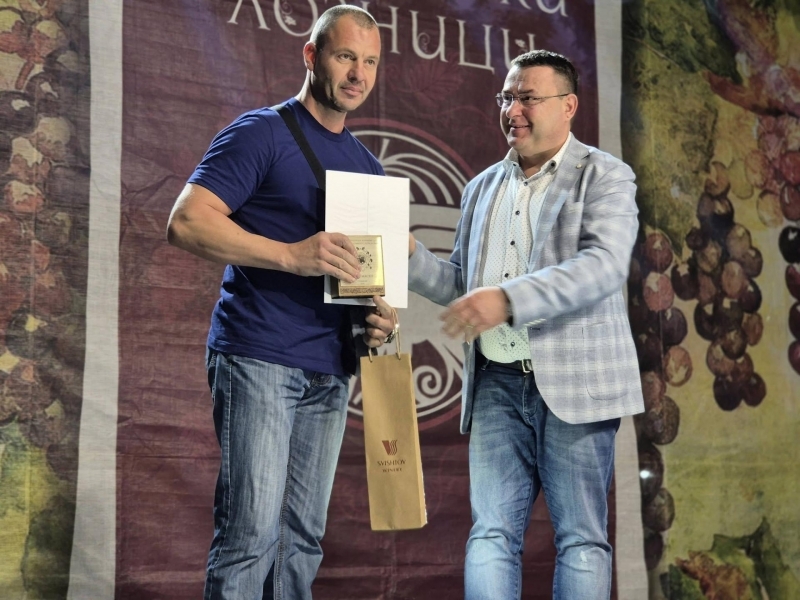 „Свищовски лозници“ завърши с фолклорна програма, народни танци и награждаване на победителите в конкурса за домашно червено вино 