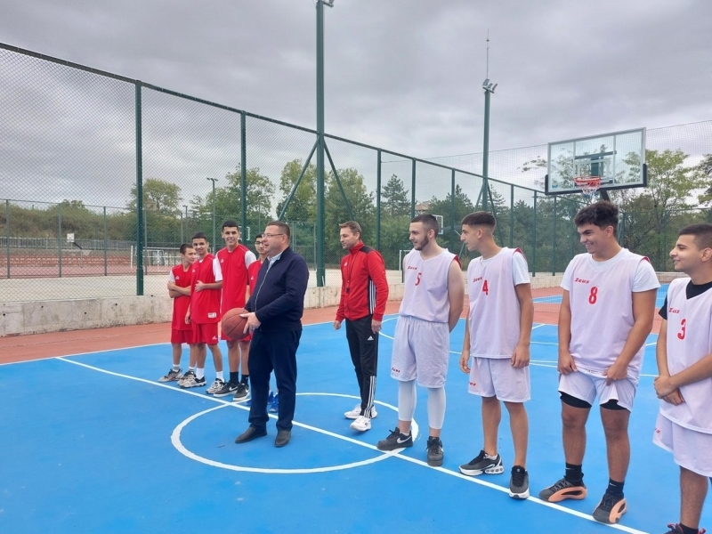 В СУ "Димитър Благоев" официално бяха открити нова спортна площадка и STEM център 