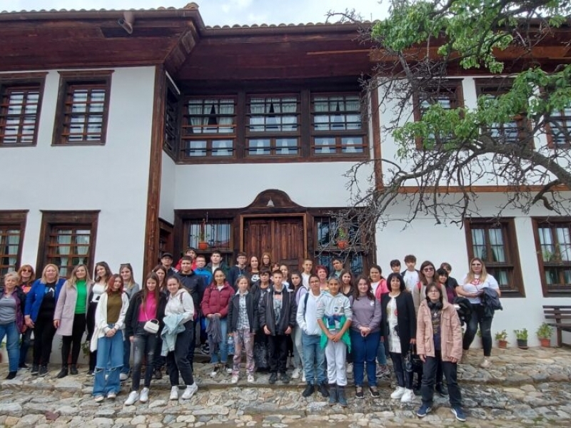 Общинското ръководство подари на участниците в състезанието „Моята България“ образователна екскурзия до градовете Карлово и Калофер 
