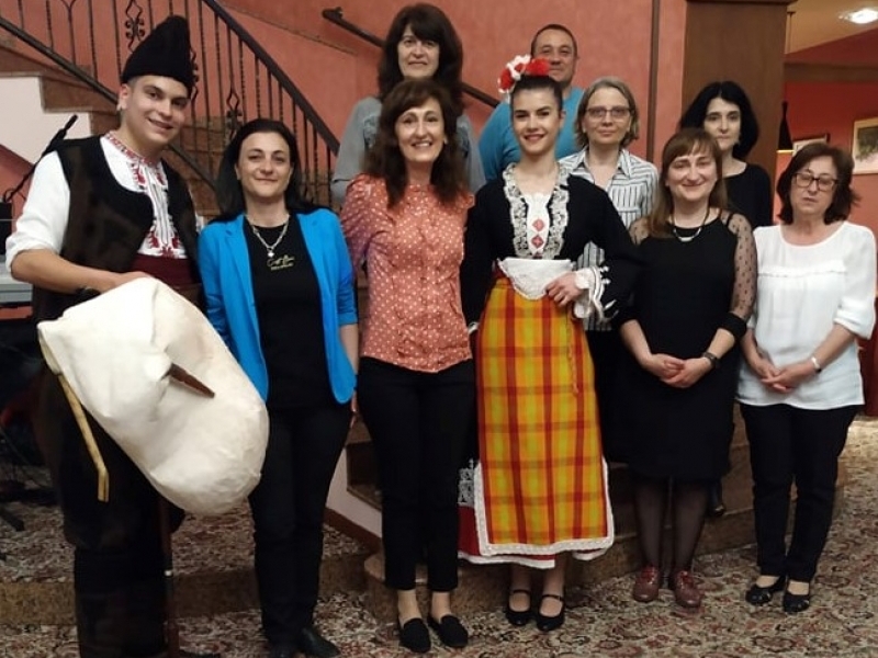 УЧИТЕЛИ ОТ СУ „НИКОЛАЙ КАТРАНОВ“ ПОСЕТИХА ЕЗИКОВАТА ГИМНАЗИЯ В СМОЛЯН 