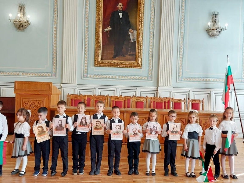 „ПОКЛОН, БУДИТЕЛИ!“ – малките възпитаници на ДГ „Васил Левски“ почетоха духовните водачи на България