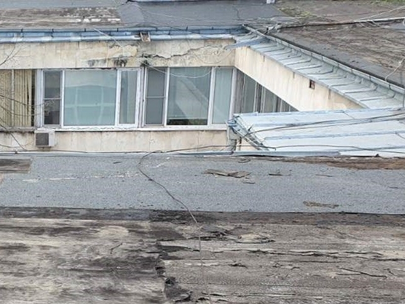 Неотложен авариен ремонт на част от покрива на поликлиниката в Свищов започна днес 