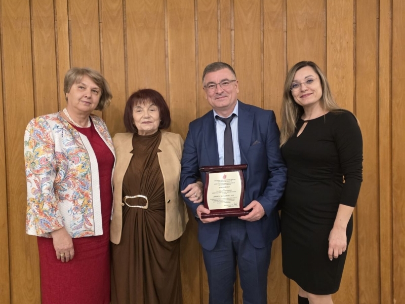 Директорът на СУ „Николай Катранов“ бе награден от Синдиката на българските учители 