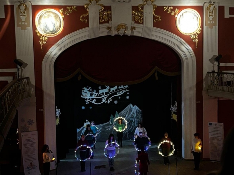 Коледният благотворителен спектакъл „Заедно на сцената“ събра 1420 лева в подкрепа на ЦСРИ – Свищов 