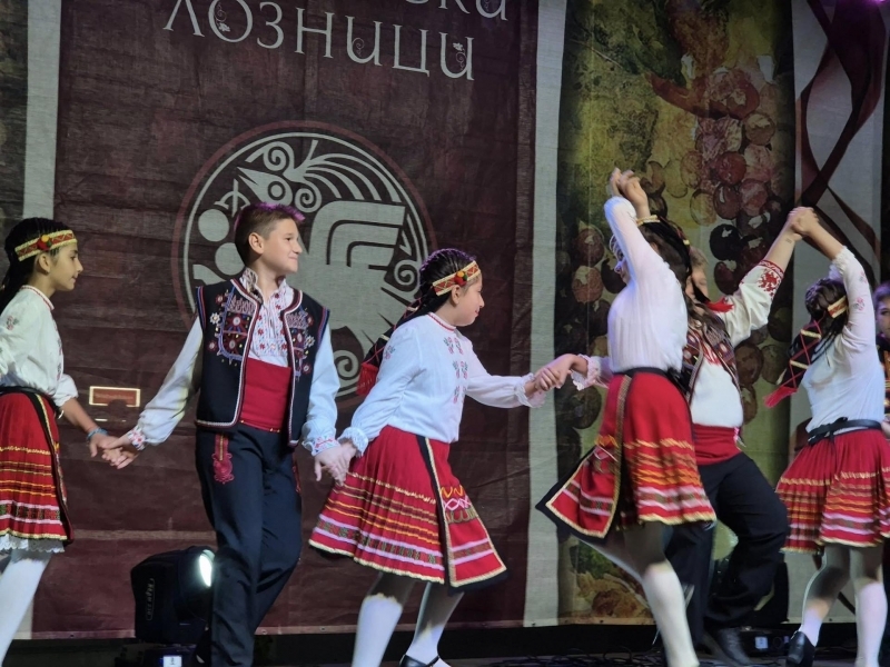 „Свищовски лозници“ завърши с духова музика, народни танци и награждаване на победителите в конкурса за домашно червено вино 