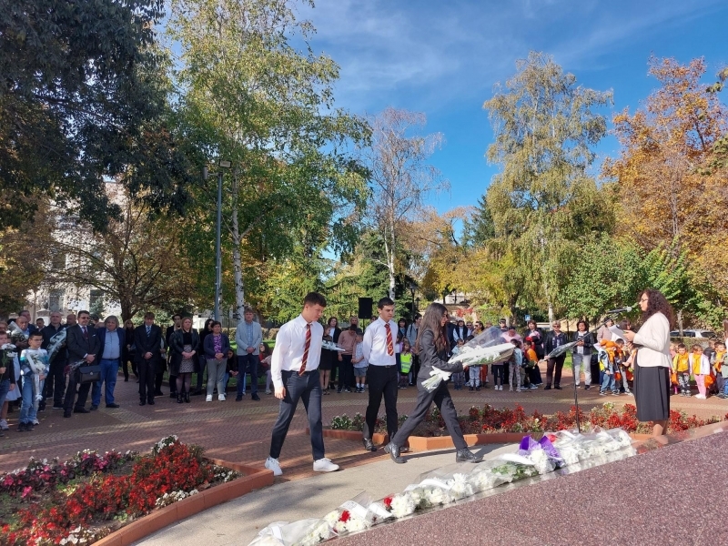 СВИЩОВ ОТБЕЛЯЗА ДЕНЯ НА НАРОДНИТЕ БУДИТЕЛИ С ТЪРЖЕСТВЕНА ЦЕРЕМОНИЯ ПРЕД ПАМЕТНИКА НА ДАРИТЕЛИТЕ