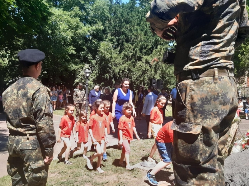 С общоградско поклонение и ритуал по полагане на венци и цветя бе отбелязан днес Денят на Ботев в Свищов 