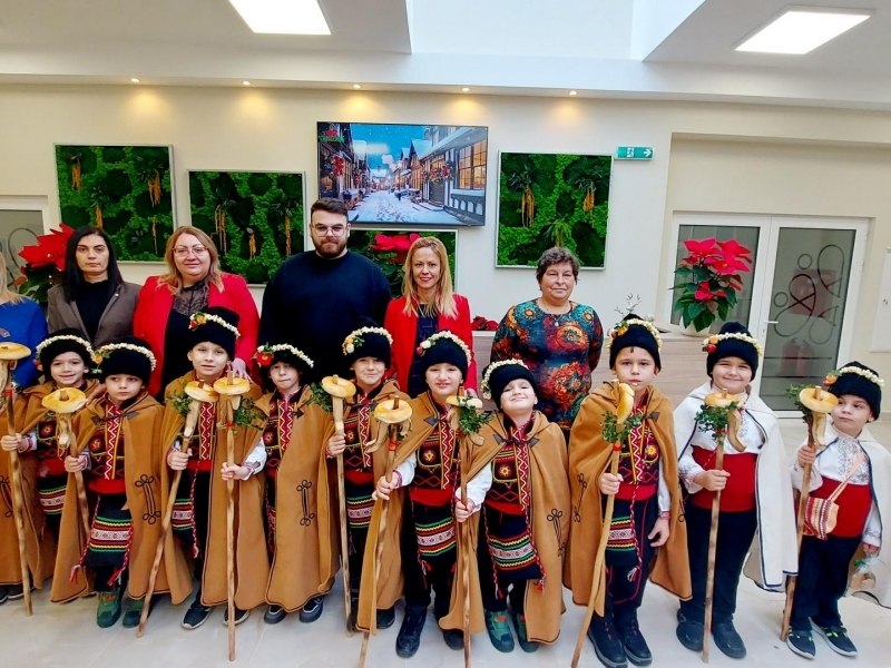 Младежки център – Свищов посрещна коледари от ДГ „Слънчо“  