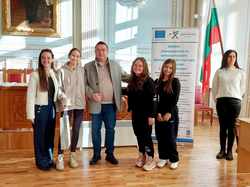 Образователната инициатива „По стъпките на Щастливеца“ обедини ученическата общност в Свищов в почит към Алеко Константинов 