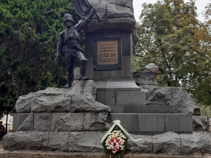 С едноминутно мълчание и венец пред паметника на Свободата отбелязаха днес в Свищов Деня на българската независимост 