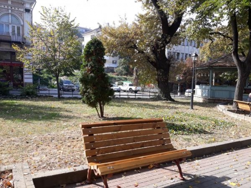 Подновена е голяма част от мебелировката на общодостъпните паркови пространства в Свищов