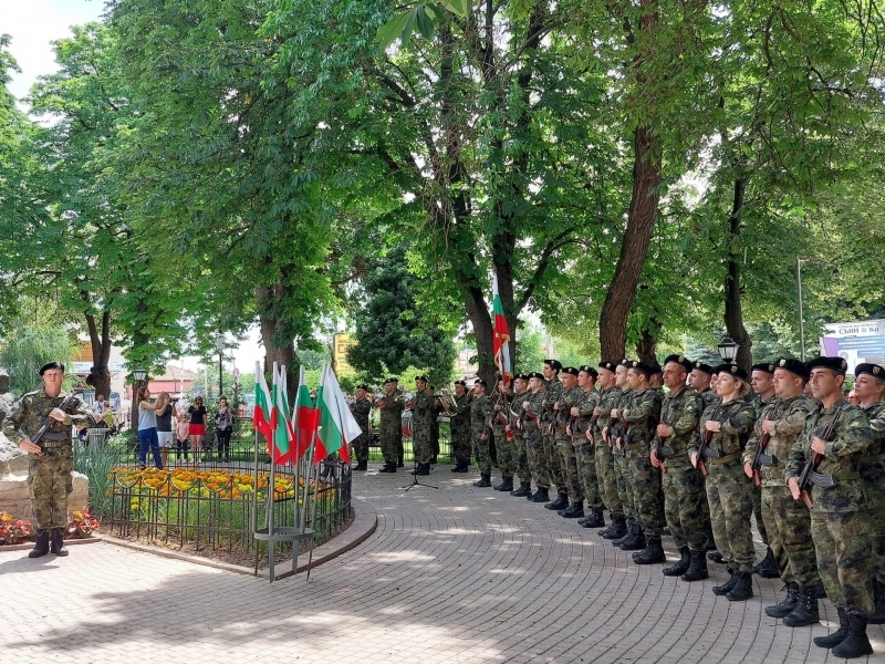 С общоградско поклонение в Свищов почетоха паметта на Христо Ботев 