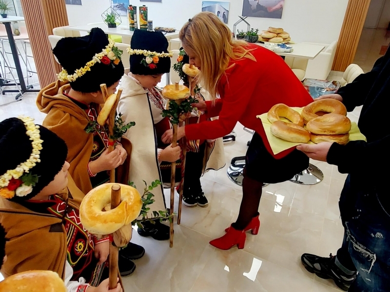 Младежки център – Свищов посрещна коледари от ДГ „Слънчо“  