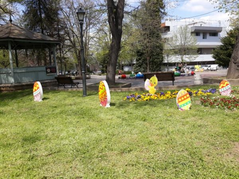 В навечерието на Великденските празници пъстра украса зарадва жителите на Свищов