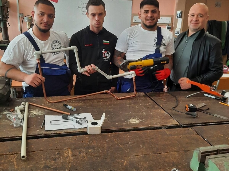 Ученици от Свищовска професионална гимназия „Алеко Константинов“ се класираха за националния финален кръг на състезанието „Най-добър млад инсталатор“ 