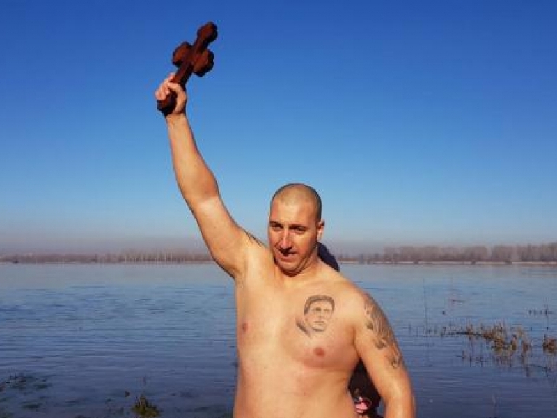 28 годишният Павлин Славев извади богоявленския кръст от осветените води на река Дунав в Свищов