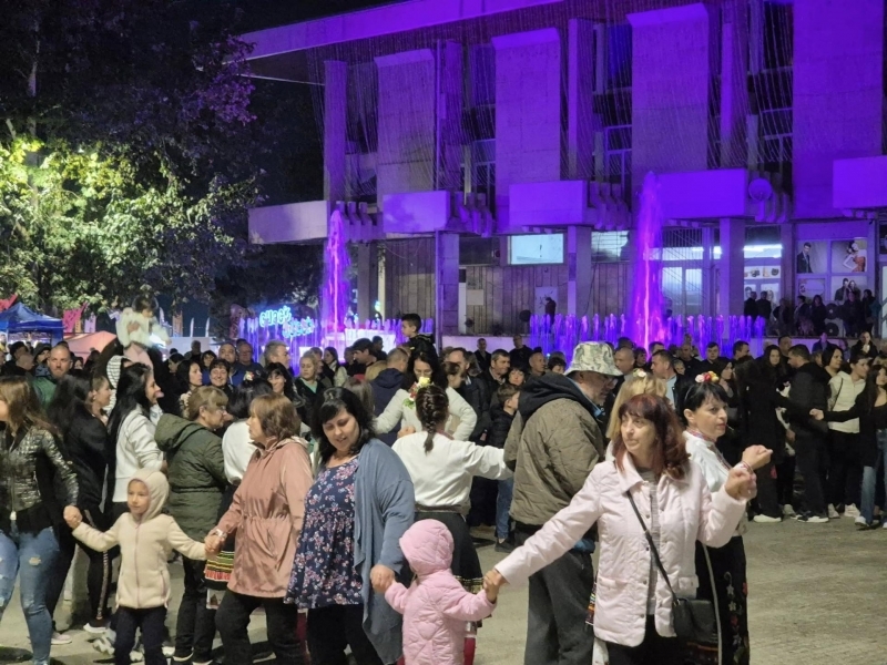 „Свищовски лозници“ завърши с духова музика, народни танци и награждаване на победителите в конкурса за домашно червено вино 