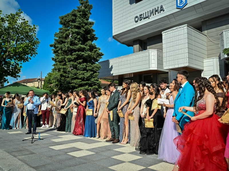Свищов изпрати своите абитуриенти по червен килим