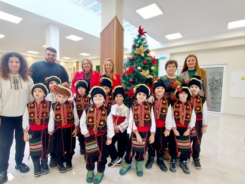 Младежки център – Свищов посрещна коледари от ДГ „Слънчо“  