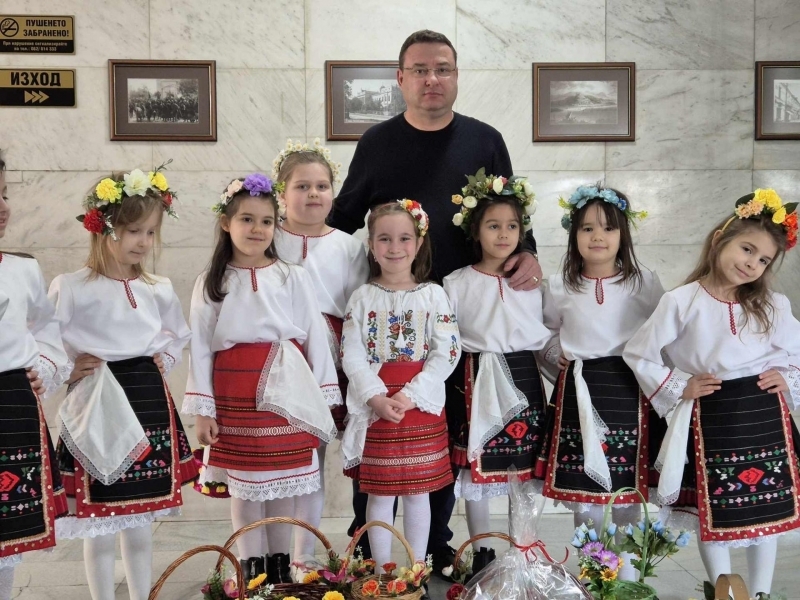 Лазарки навестиха Община Свищов