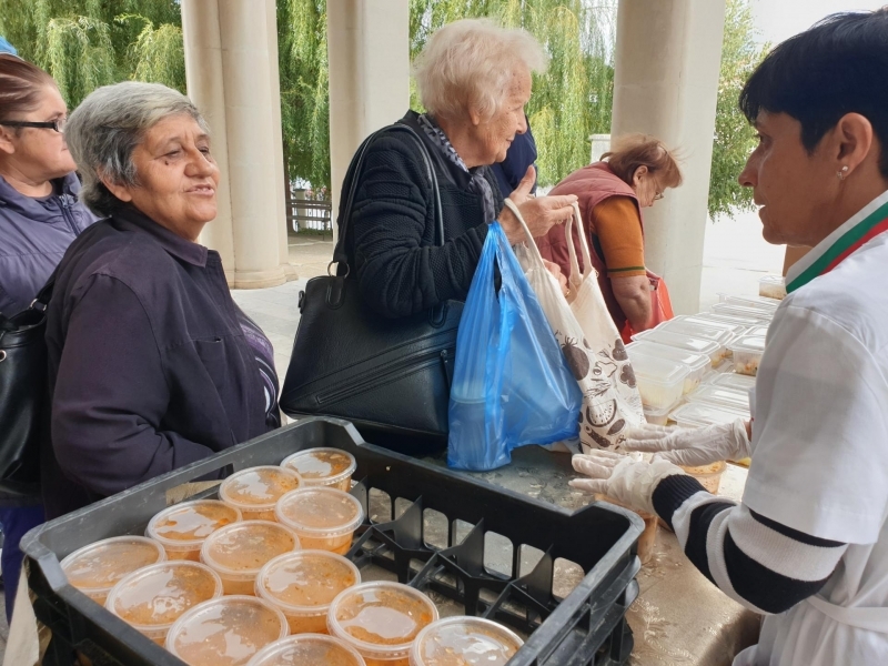 Топъл обяд беше раздаден на хора в неравностойно социално положение