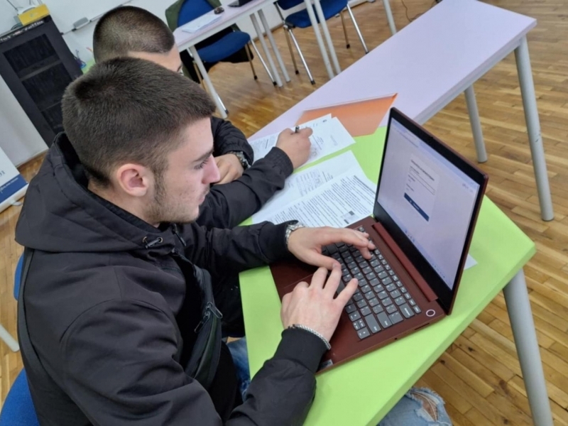 Наследници на първото училище в България, в което се е преподавало счетоводство – днес учениците на Търговска гимназия  – Свищов учат чрез изкуствен интелект и интегриран STEM+B подход