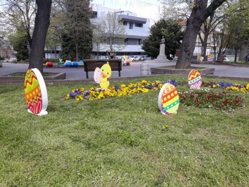 В навечерието на Великденските празници пъстра украса зарадва жителите на Свищов