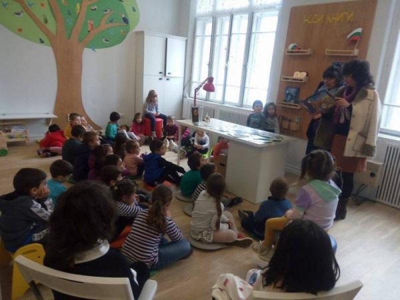 Обновеният детски отдел на читалищната библиотека буди интереса и на най-малките