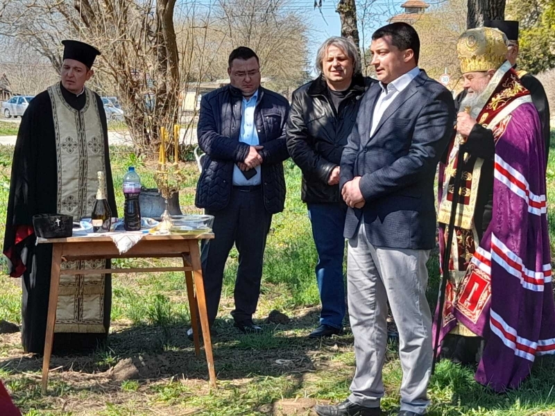 Великотърновският митрополит Григорий благослови първата копка за издигането на нов православен храм в село Хаджидимитрово 