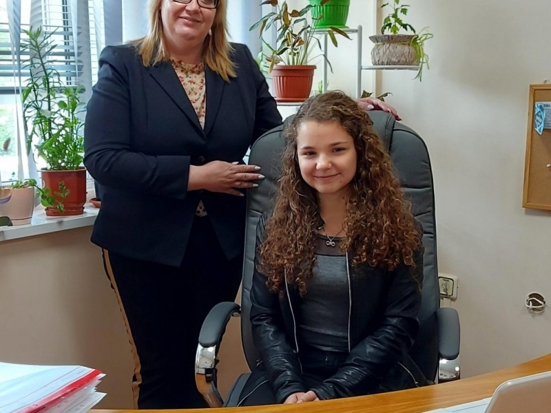 В „ОБУВКИТЕ НА КМЕТА“ – ПЕТОКЛАСНИКЪТ ЦВЕТЕЛИН ИВАНОВ СЕДНА НА СТОЛА НА СВИЩОВСКИЯ ГРАДОНАЧАЛНИК В ДЕНЯ НА УЧЕНИЧЕСКОТО САМОУПРАВЛЕНИЕ  