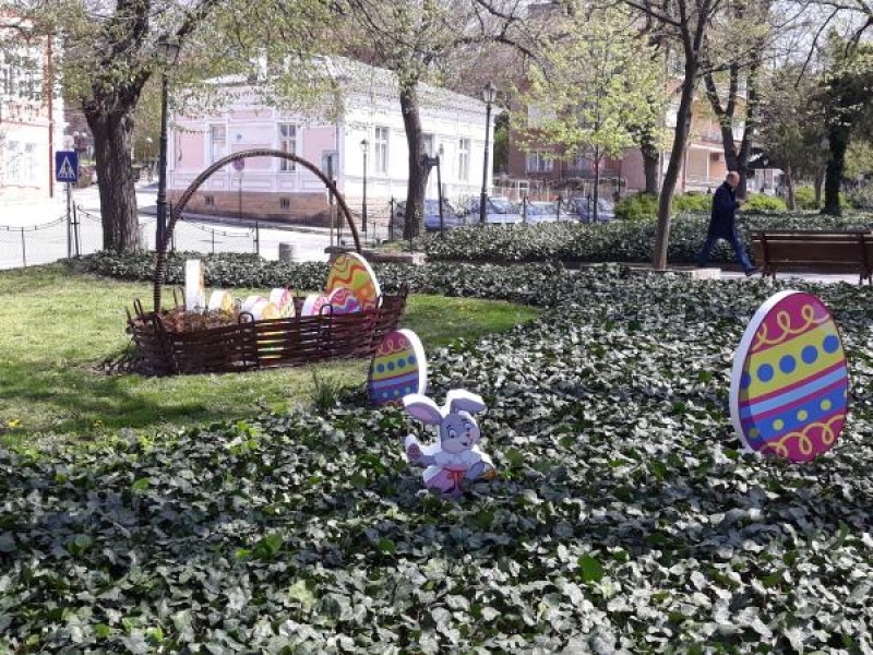 В навечерието на Великденските празници пъстра украса зарадва жителите на Свищов