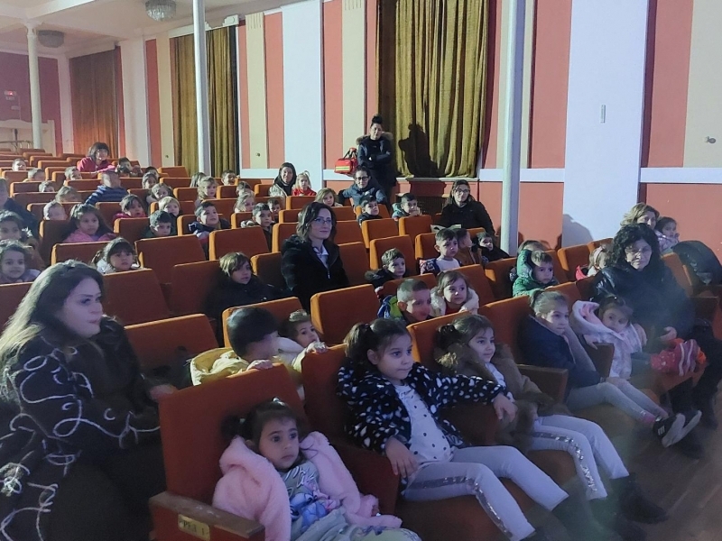 Коледна магия за най-малките: общинското ръководство зарадва децата в община Свищов 