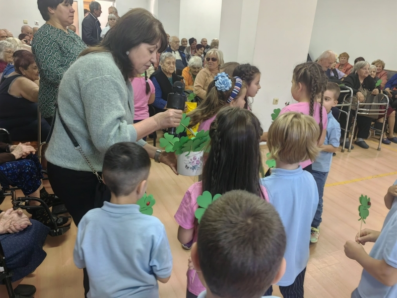 Кметът на Свищов приветства възрастните хора в ДСХ "Мария Луиза" по повод техния празник 